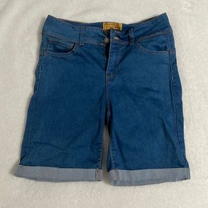 “Butt lifting” Jean shorts that have all the right stretch to hug your curves!